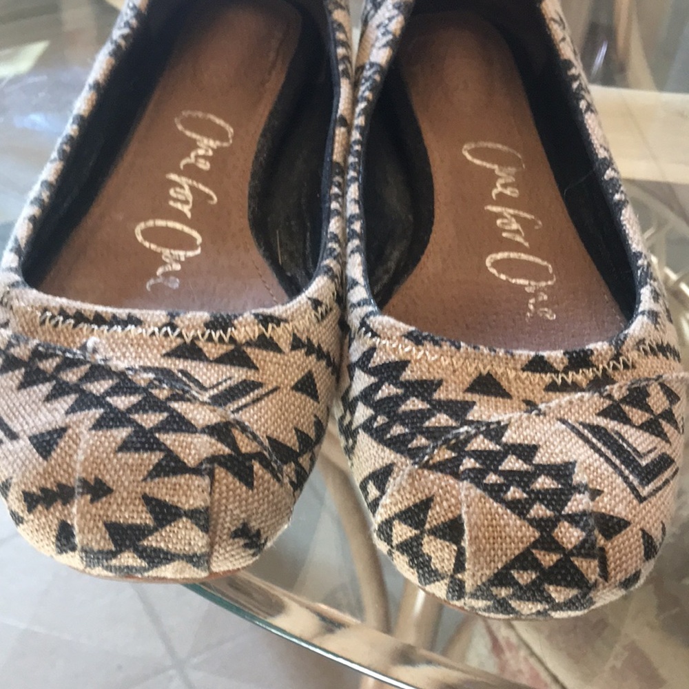 TOMS Tribal/Aztec Patterned Flats - Picture 2 of 9